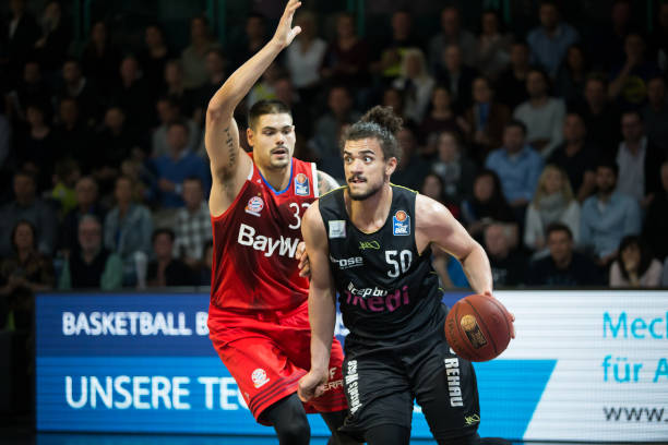 一名外国选 一名外国选